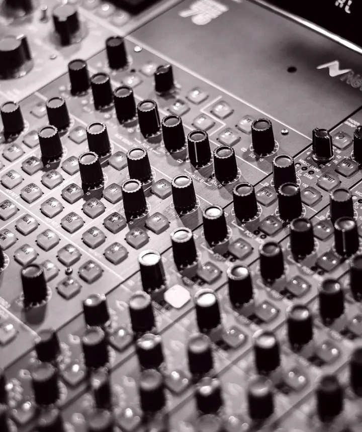 Audio mixing console